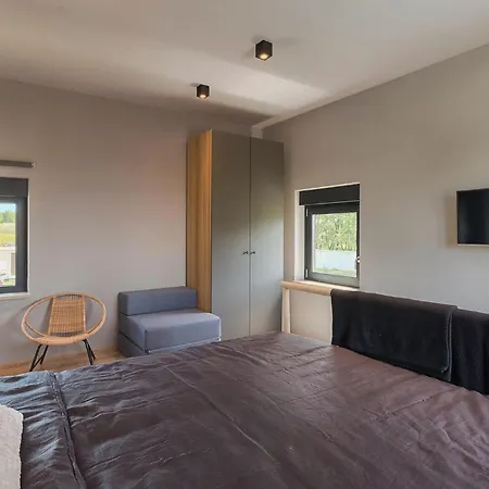 Median 펜션 풀라