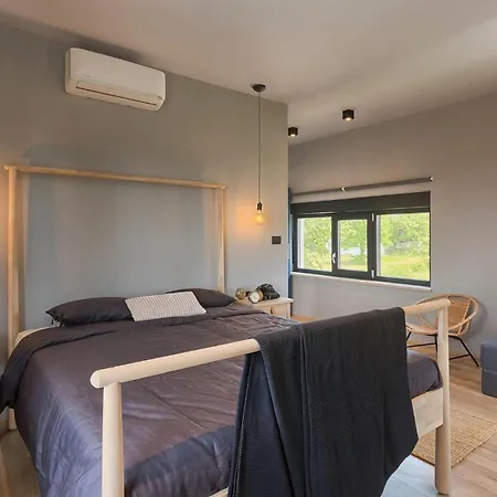 Median 펜션 풀라