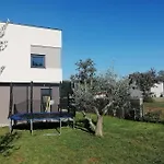 Median Nyaraló *