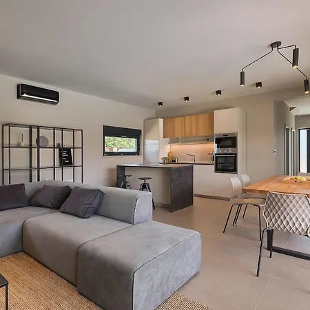 Holiday home Median *