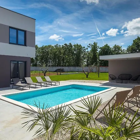 Holiday home Median *